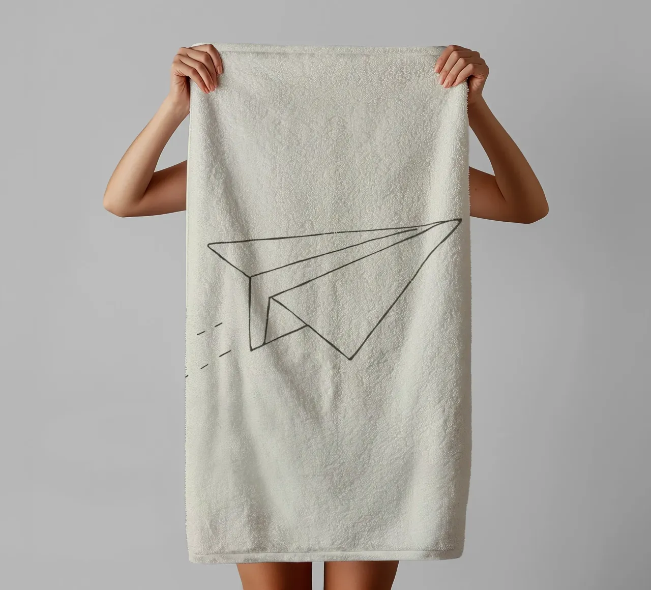 Papierflugzeug, das mit Schleppflug durch die Luft fliegt Handtuch von DesignDoodle