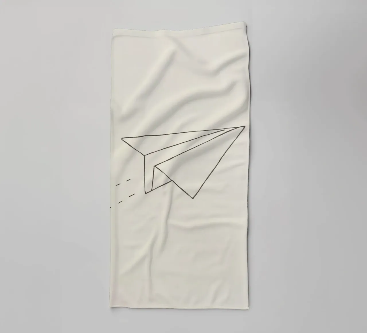 Papierflugzeug, das mit Schleppflug durch die Luft fliegt Handtuch von DesignDoodle