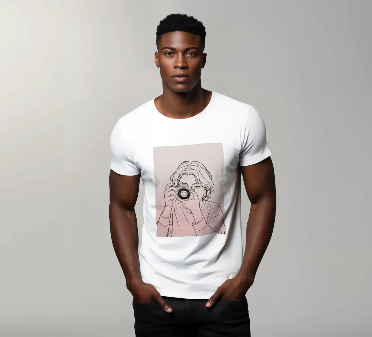 Joven sosteniendo una cámara y capturando recuerdos camiseta de DesignDoodle
