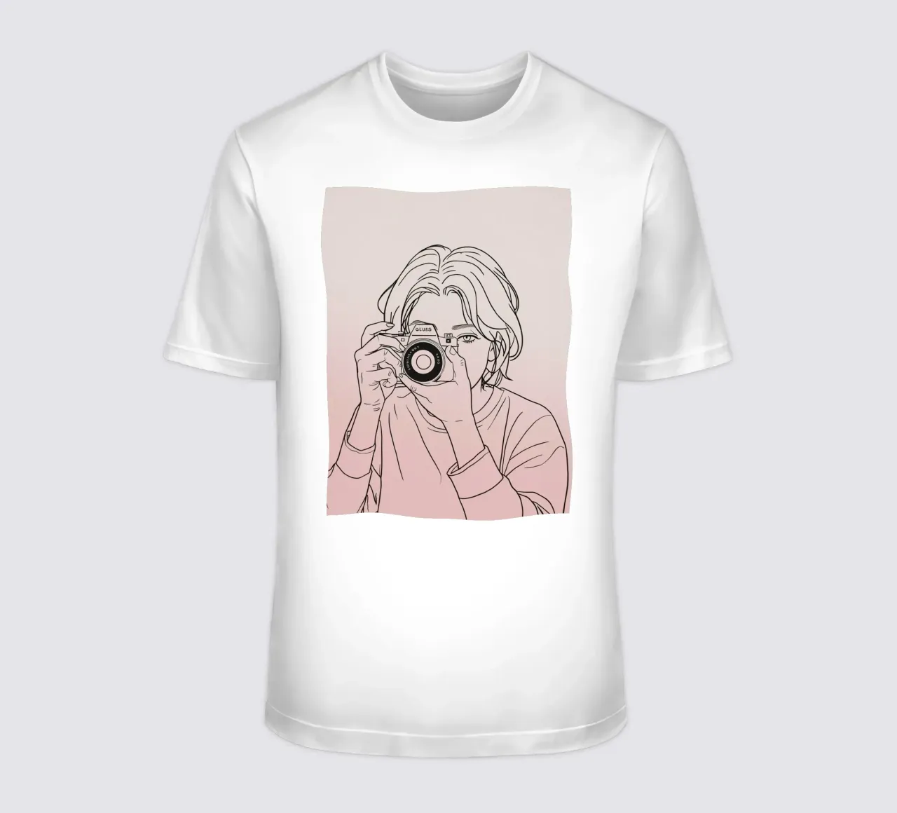 Joven sosteniendo una cámara y capturando recuerdos camiseta de DesignDoodle