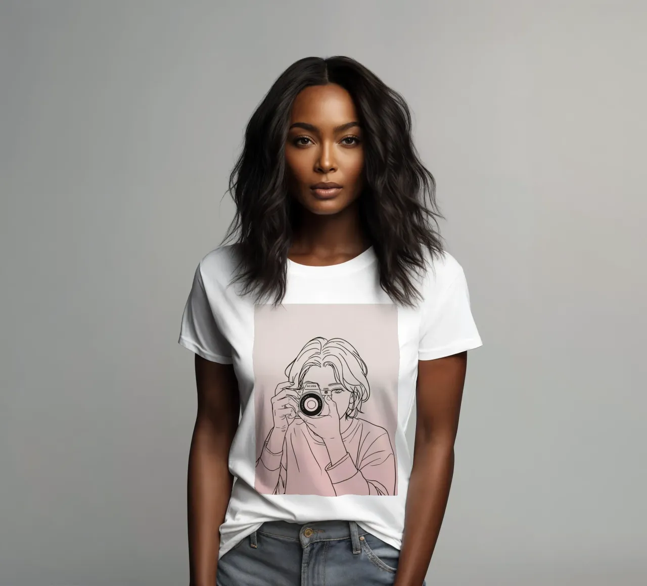 Joven sosteniendo una cámara y capturando recuerdos camiseta de mujer de DesignDoodle