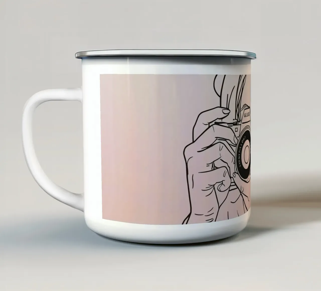 Jonge vrouw die een camera vasthoudt en herinneringen vastlegt emaille mok van DesignDoodle