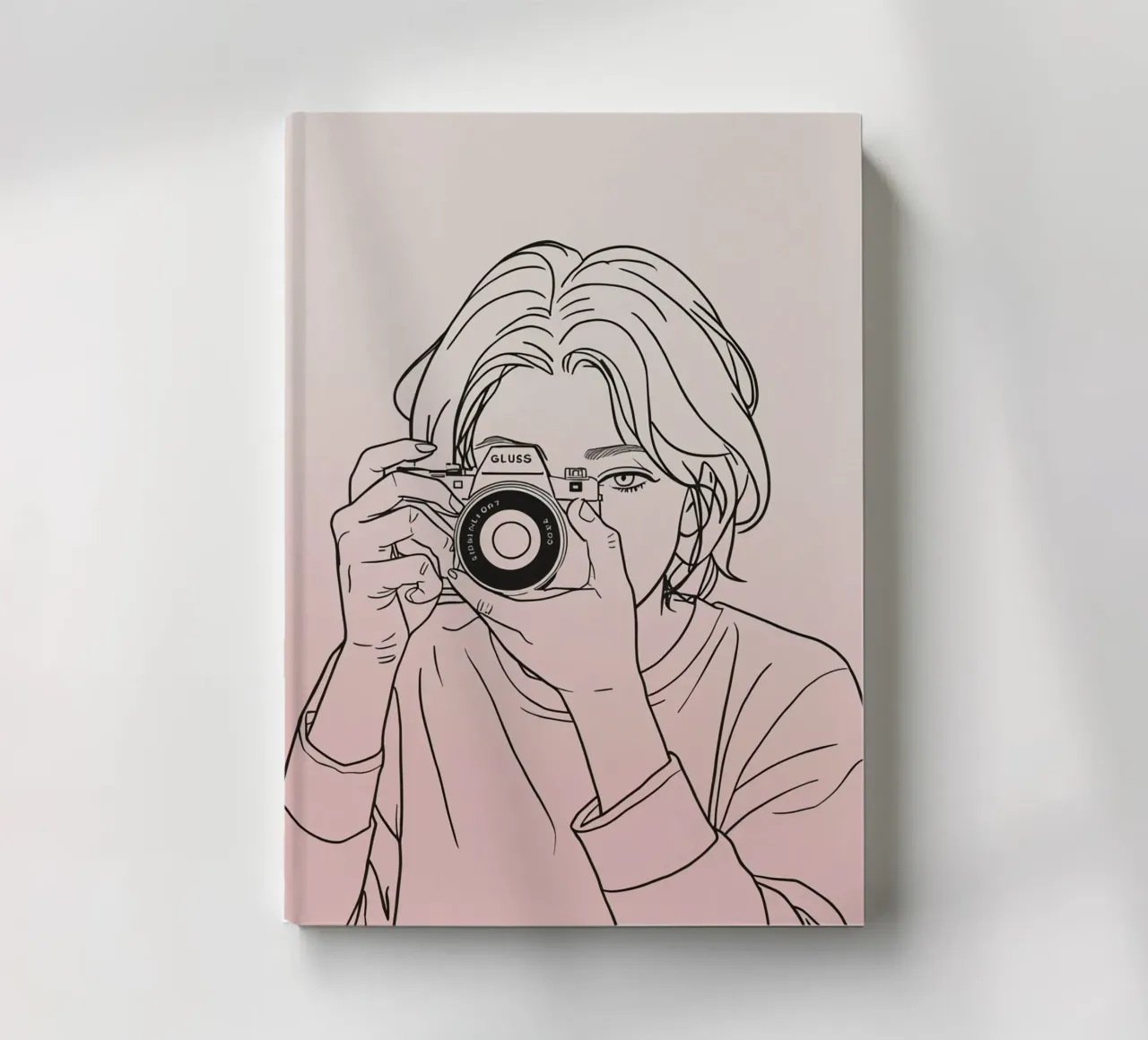 Giovane donna che tiene in mano una macchina fotografica e cattura i ricordi diario da DesignDoodle