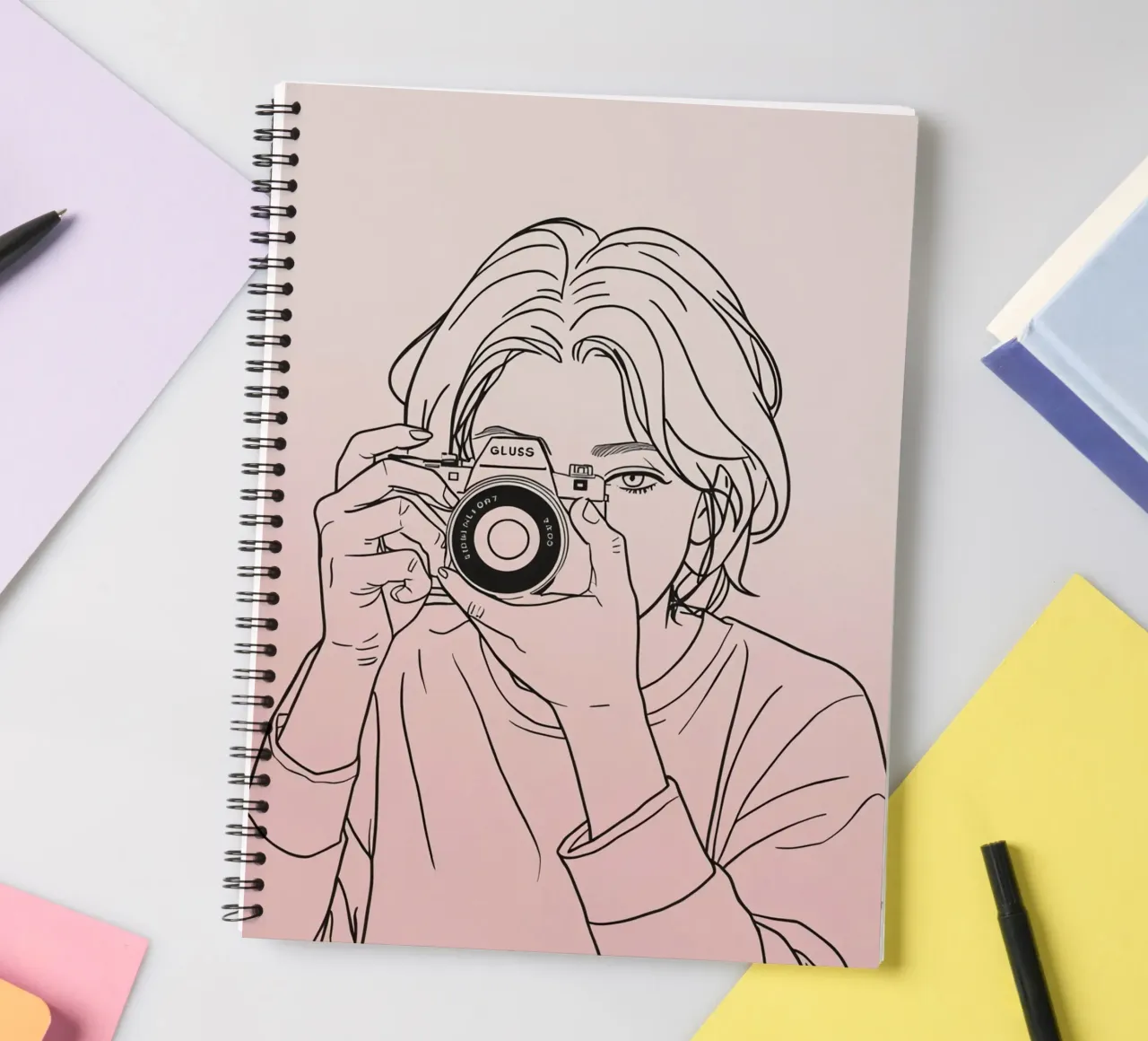 Jonge vrouw die een camera vasthoudt en herinneringen vastlegt notitieboek met spiraal van DesignDoodle