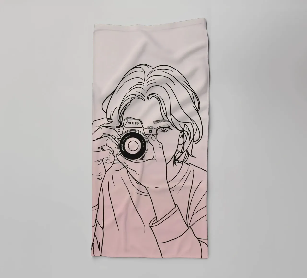 Joven sosteniendo una cámara y capturando recuerdos toalla de baño de DesignDoodle
