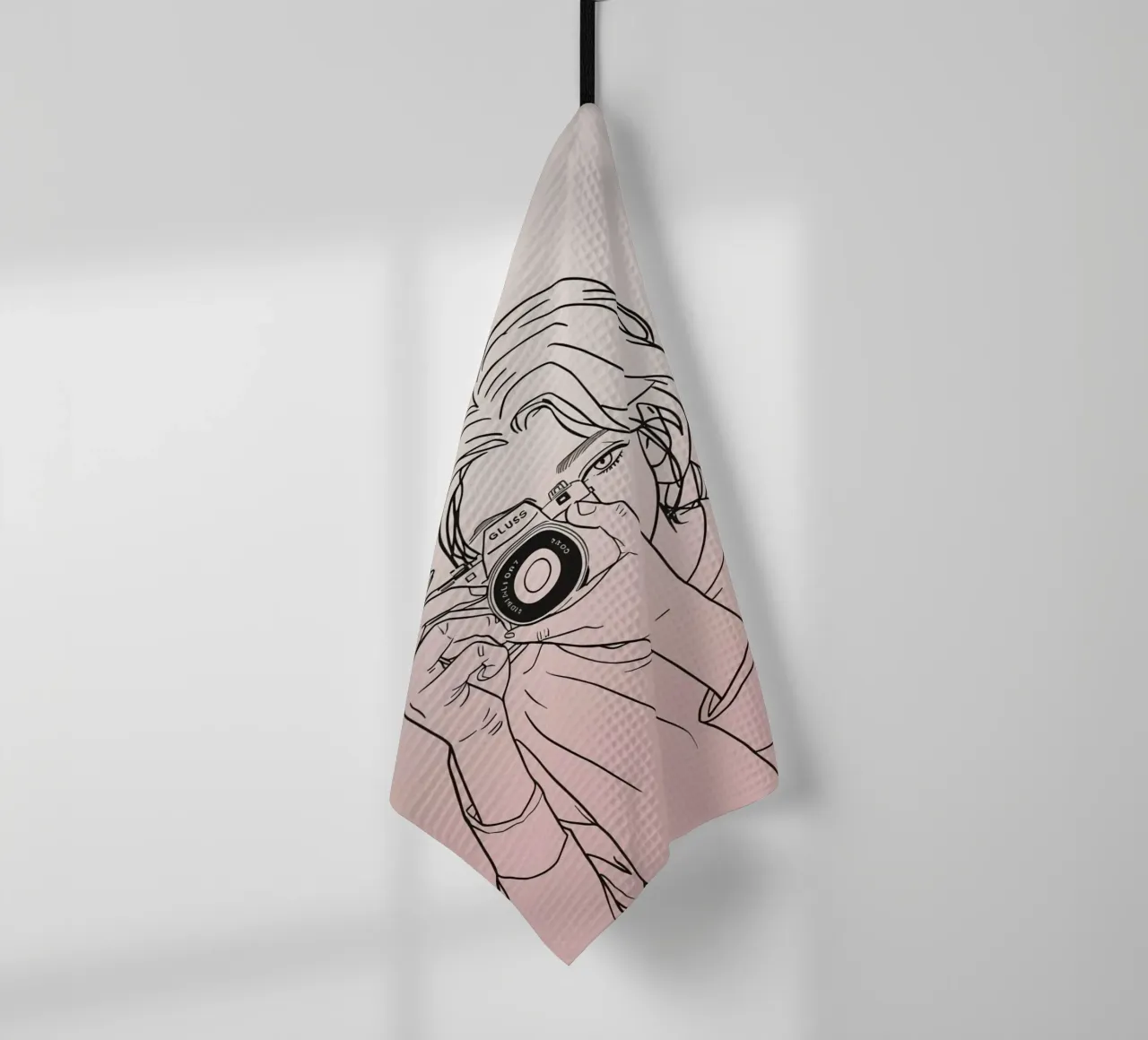 Joven sosteniendo una cámara y capturando recuerdos paño de cocina de DesignDoodle