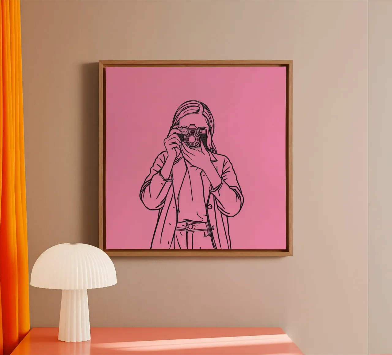 Une femme tenant un appareil photo contre une œuvre d'art rose capture des souvenirs toile avec Caisse américaine de DesignDoodle