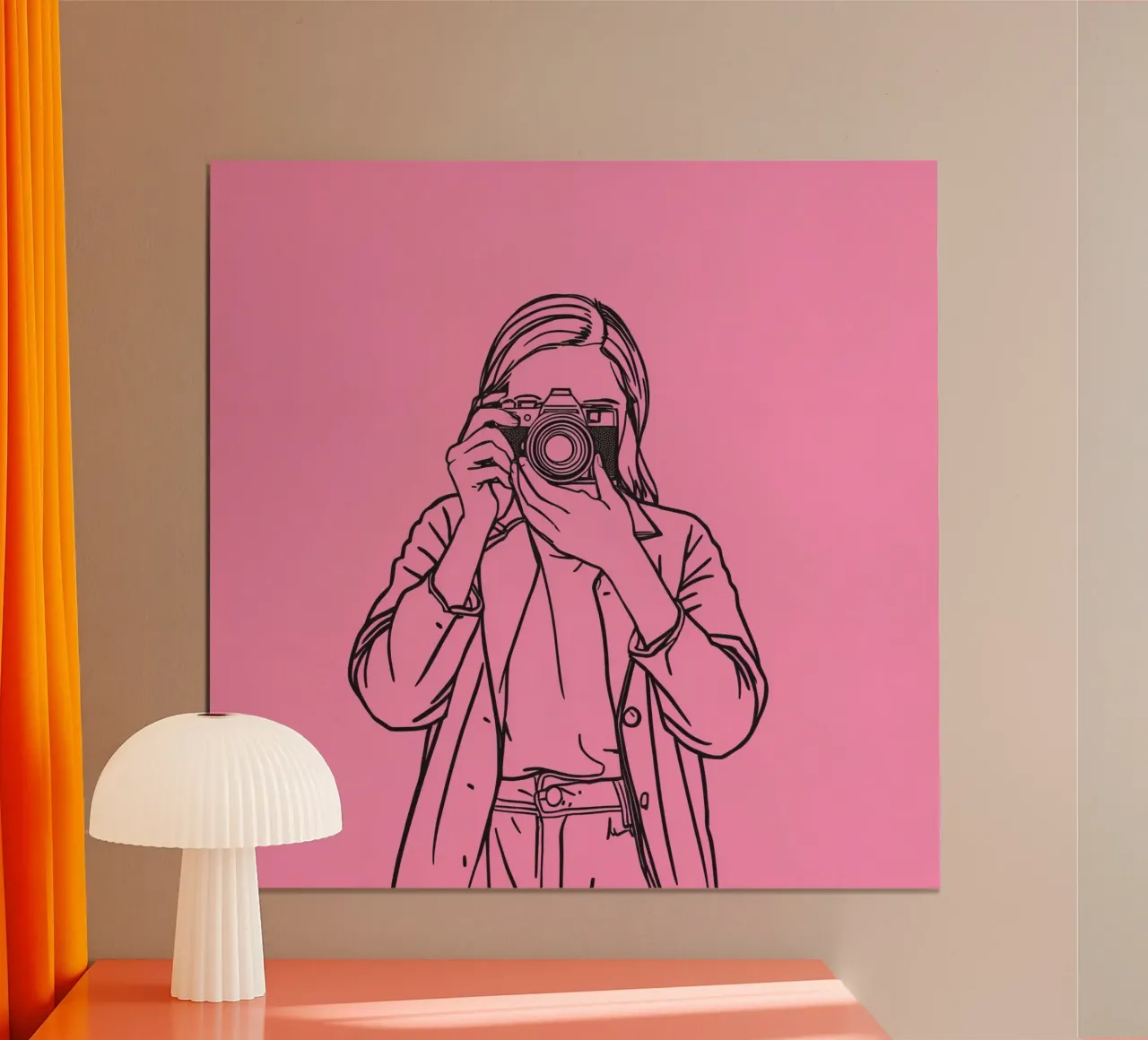 Una mujer sujeta una cámara contra un arte rosa para capturar recuerdos hahnemühle de DesignDoodle