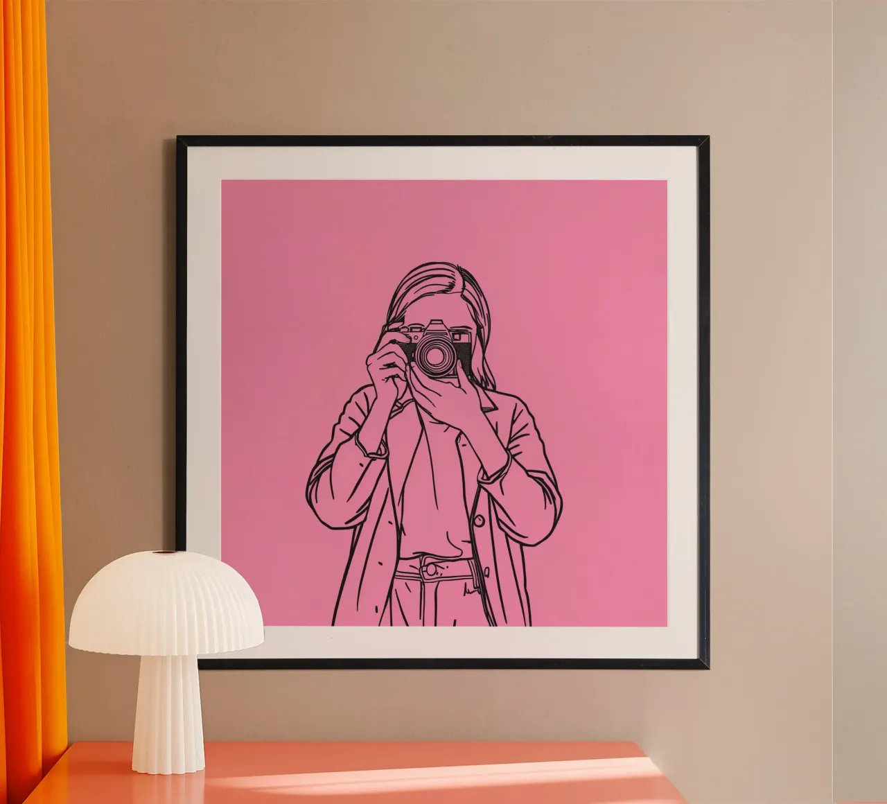 Una mujer sujeta una cámara contra un arte rosa para capturar recuerdos hahnemühle de DesignDoodle