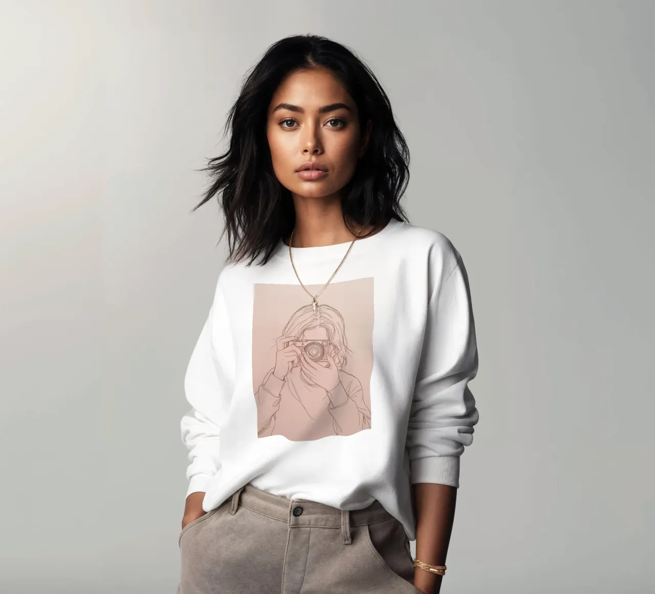 Individu capturant un moment avec un appareil photo ancien sweat de DesignDoodle