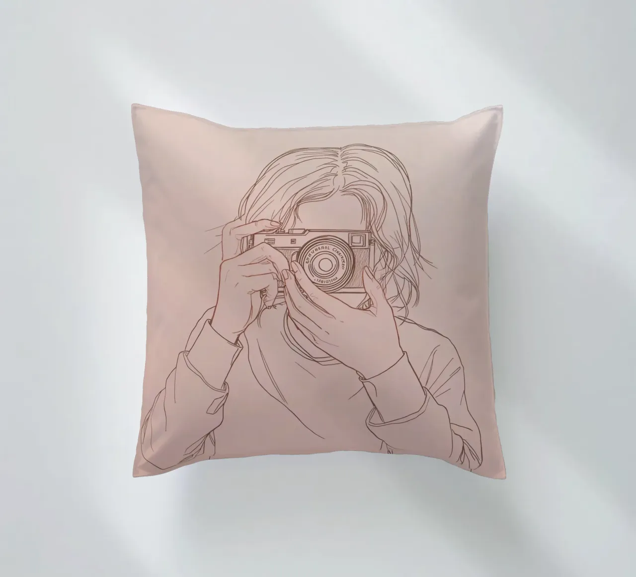 Individu capturant un moment avec un appareil photo ancien coussin de DesignDoodle