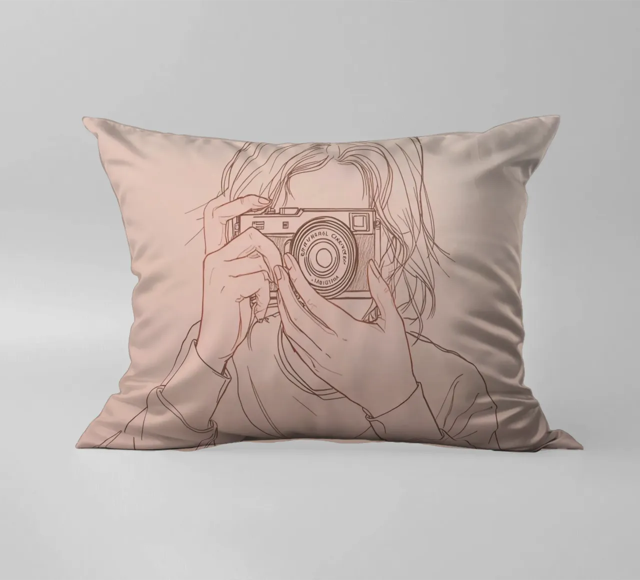 Individu capturant un moment avec un appareil photo ancien coussin de DesignDoodle