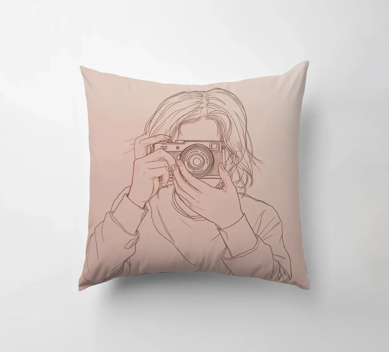 Individu capturant un moment avec un appareil photo ancien coussin de DesignDoodle