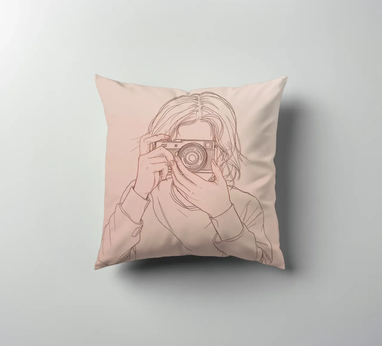 Individu capturant un moment avec un appareil photo ancien coussin de DesignDoodle