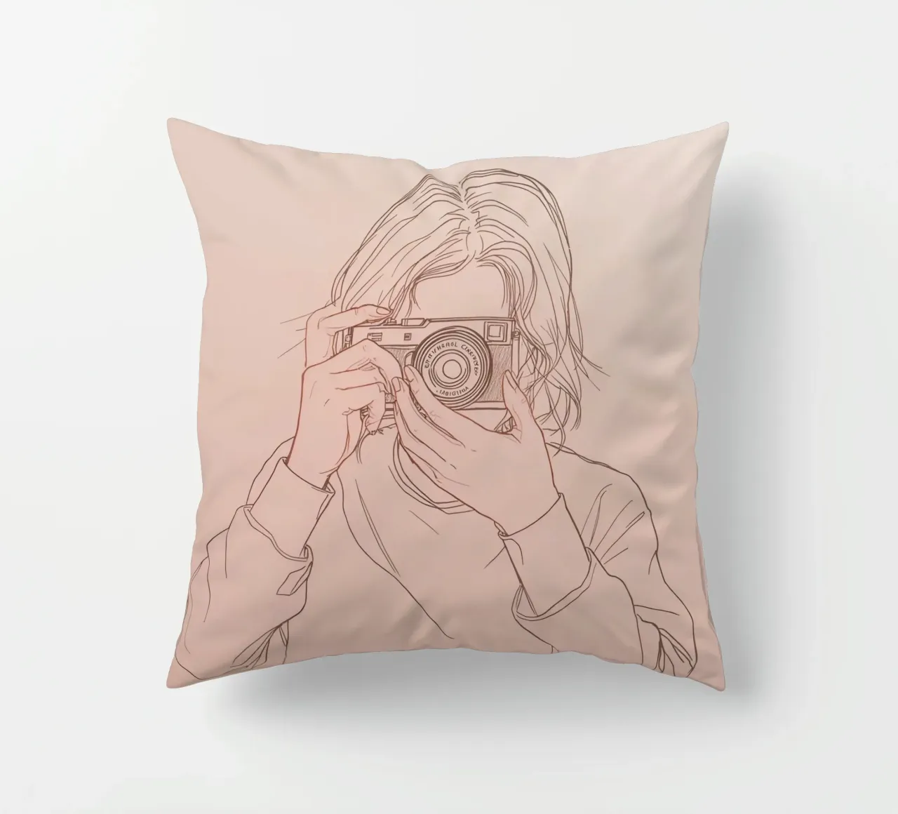 Individu capturant un moment avec un appareil photo ancien coussin de DesignDoodle