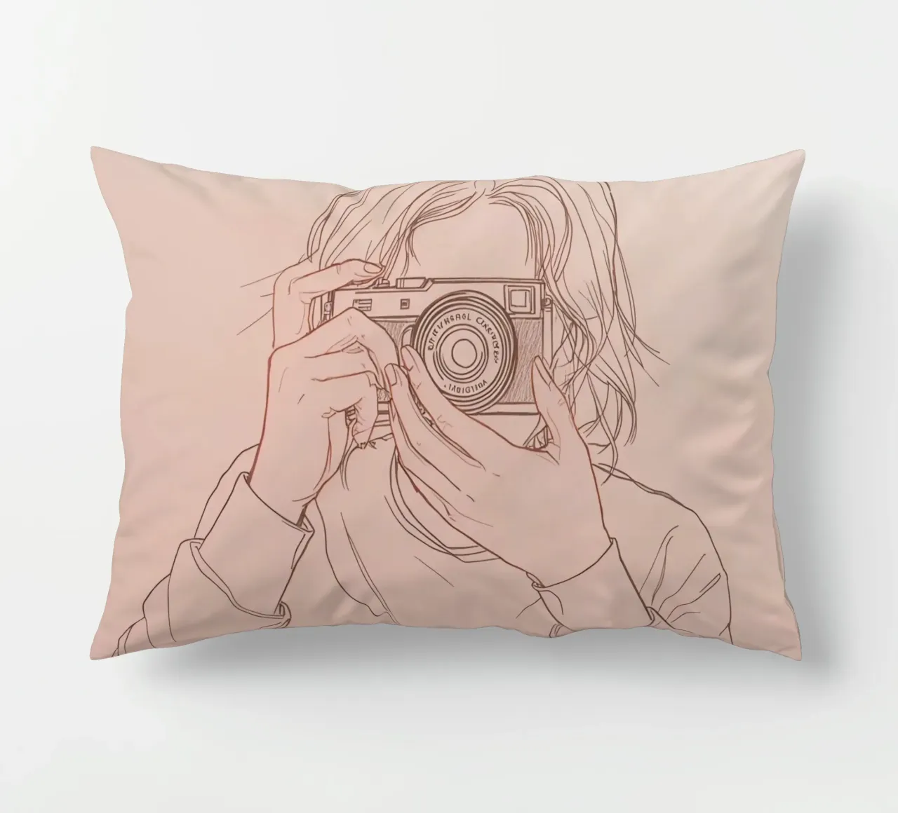 Individu capturant un moment avec un appareil photo ancien coussin de DesignDoodle