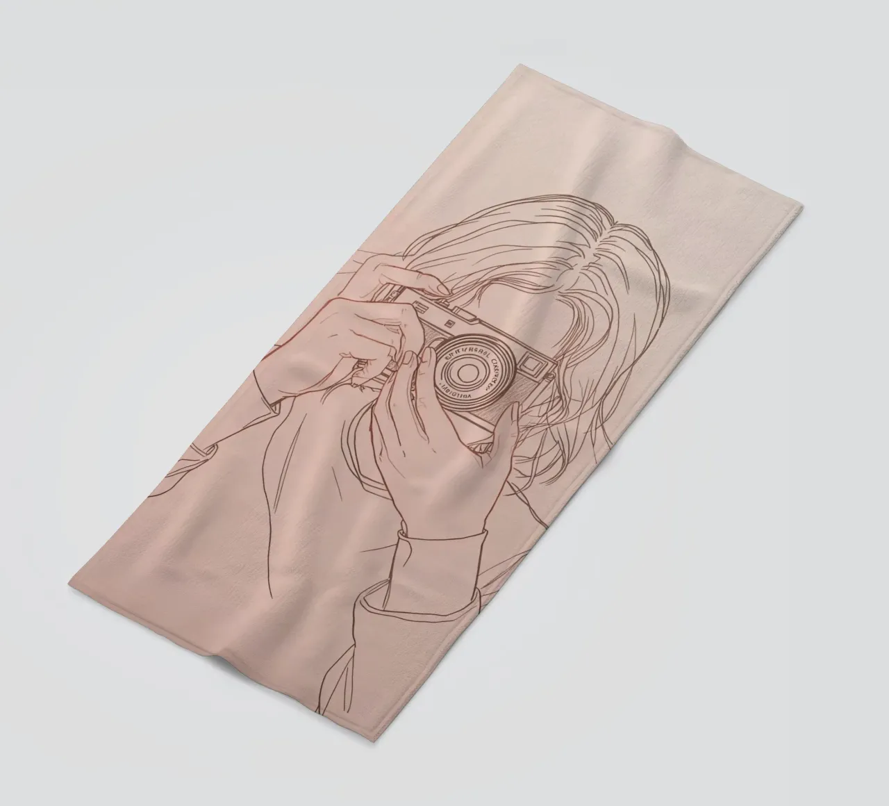 Individu capturant un moment avec un appareil photo ancien serviette de plage de DesignDoodle