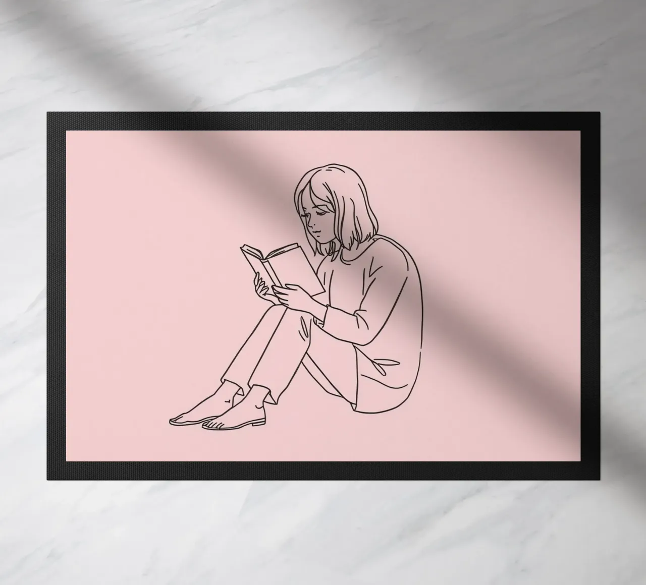 Mujer leyendo un libro tranquilamente felpudo de DesignDoodle