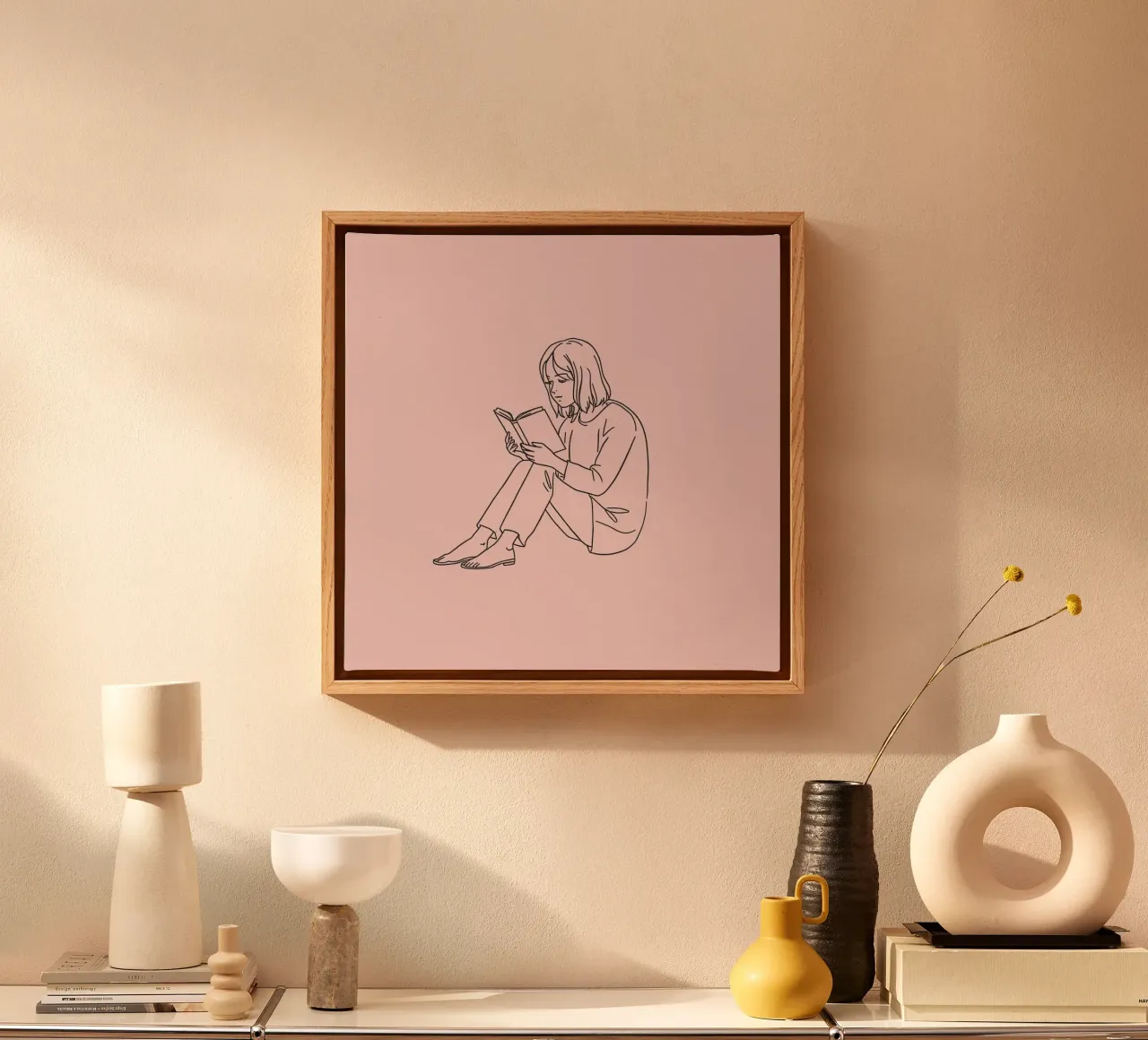 Mujer leyendo un libro tranquilamente lienzo con Marco flotante de DesignDoodle