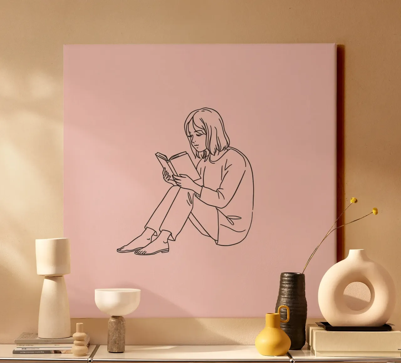 Mujer leyendo un libro tranquilamente lienzo con Marco flotante de DesignDoodle