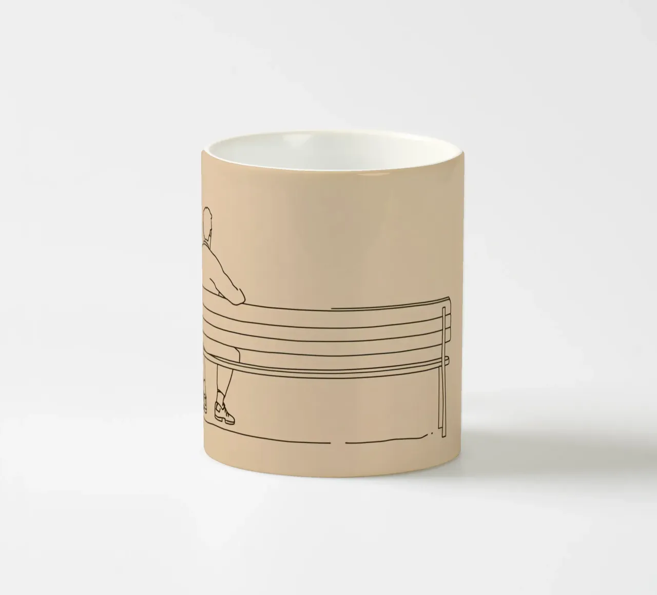 Individuo seduto tranquillamente su una panchina in un'opera d'arte minimalista tazza in ceramica da DesignDoodle