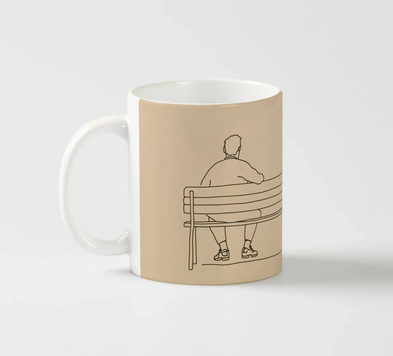 Individuo seduto tranquillamente su una panchina in un'opera d'arte minimalista tazza in ceramica da DesignDoodle
