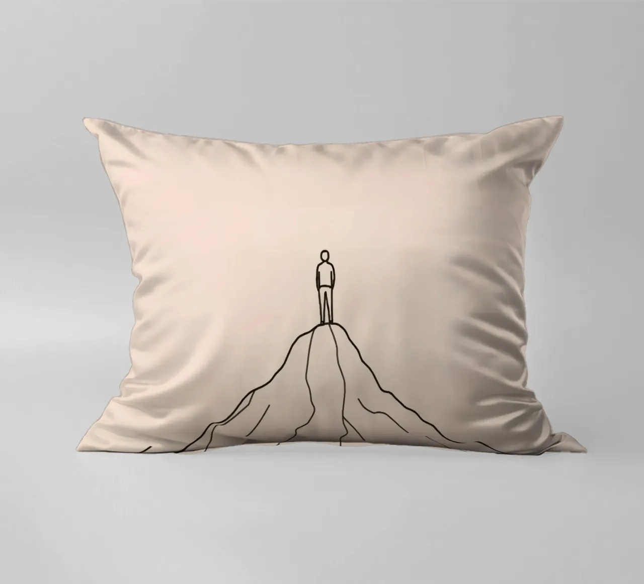 Persona solitaria in piedi sulla cima di una montagna contro una semplice cuscino da DesignDoodle