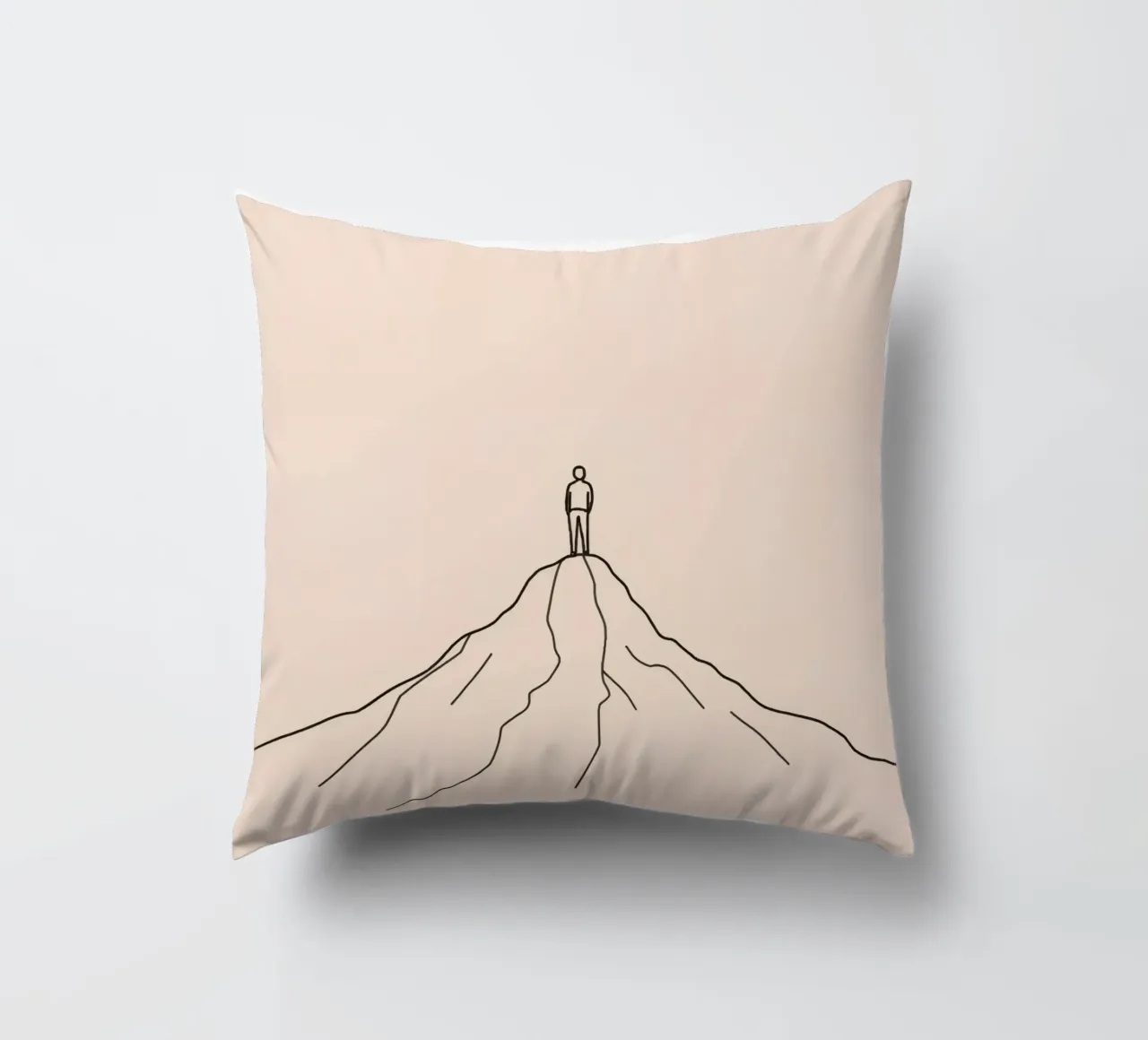 Persona solitaria in piedi sulla cima di una montagna contro una semplice cuscino da DesignDoodle