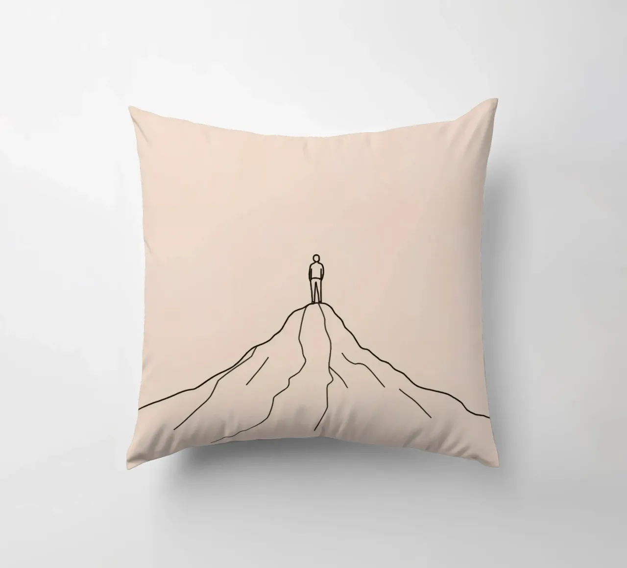 Persona solitaria in piedi sulla cima di una montagna contro una semplice cuscino da DesignDoodle