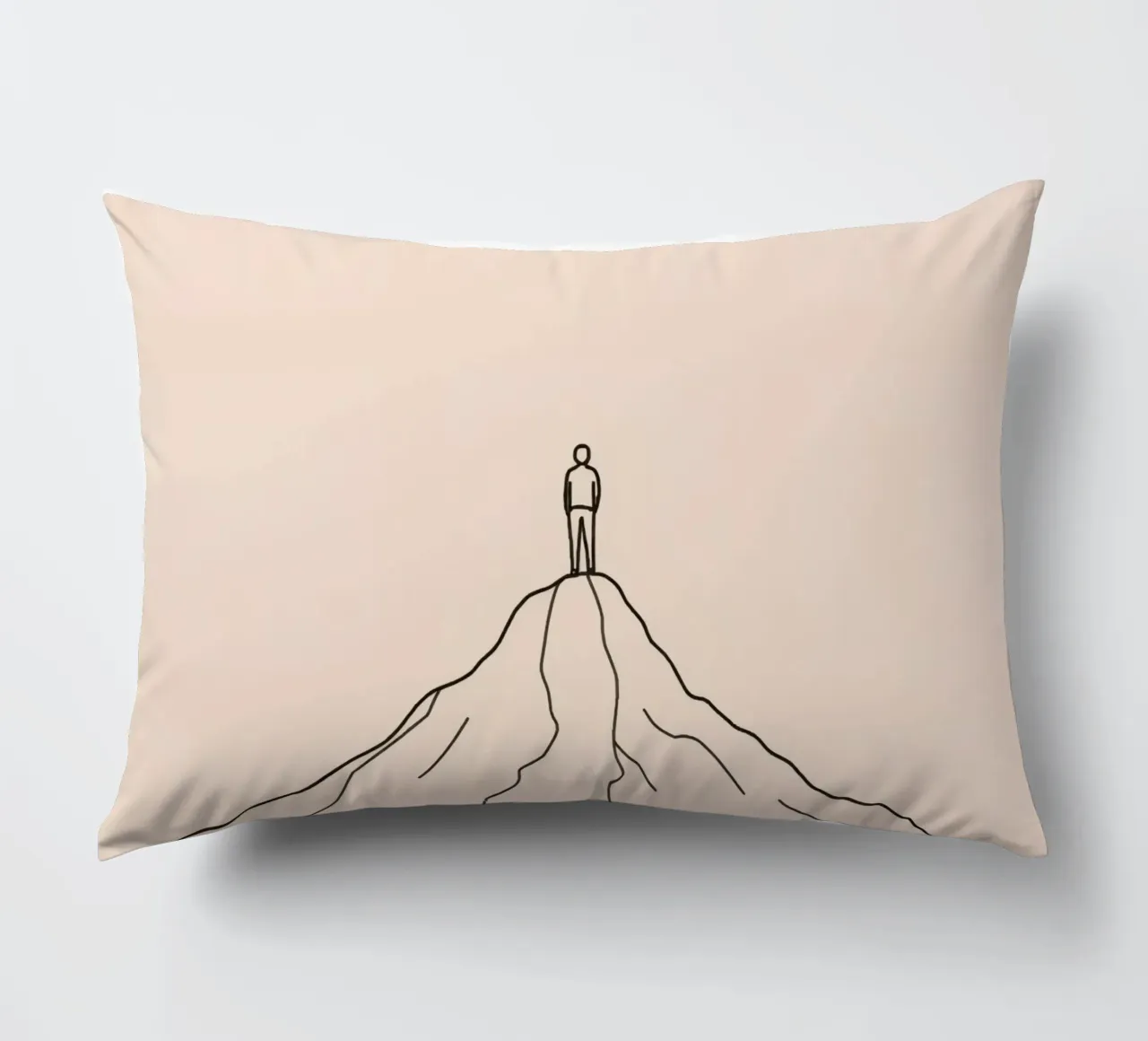 Persona solitaria in piedi sulla cima di una montagna contro una semplice cuscino da DesignDoodle