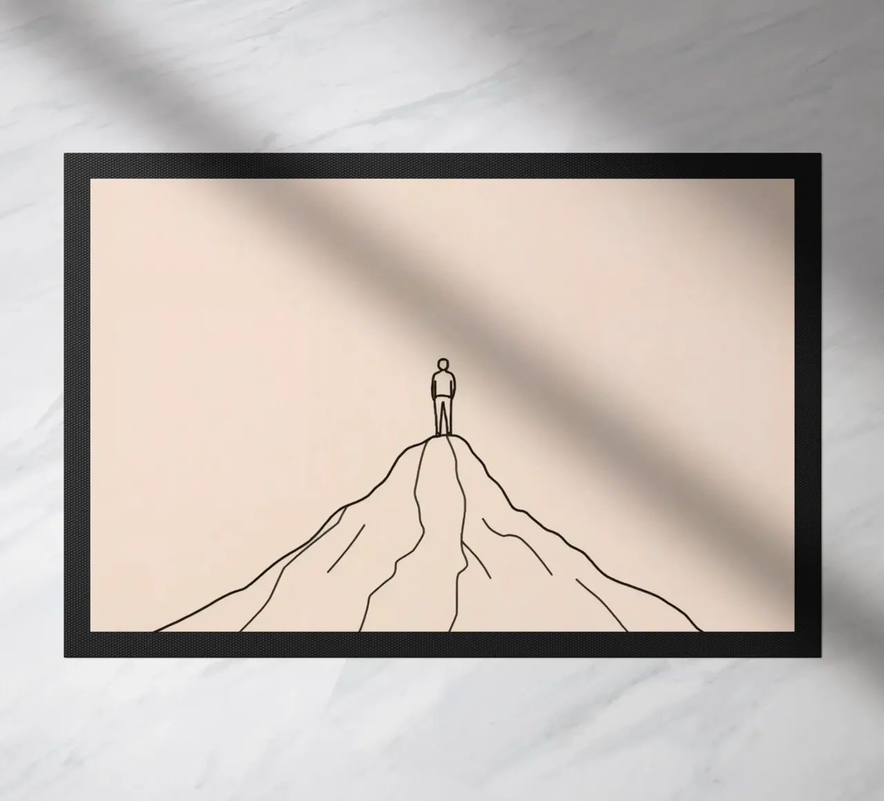 Persona solitaria in piedi sulla cima di una montagna contro una semplice zerbino da DesignDoodle