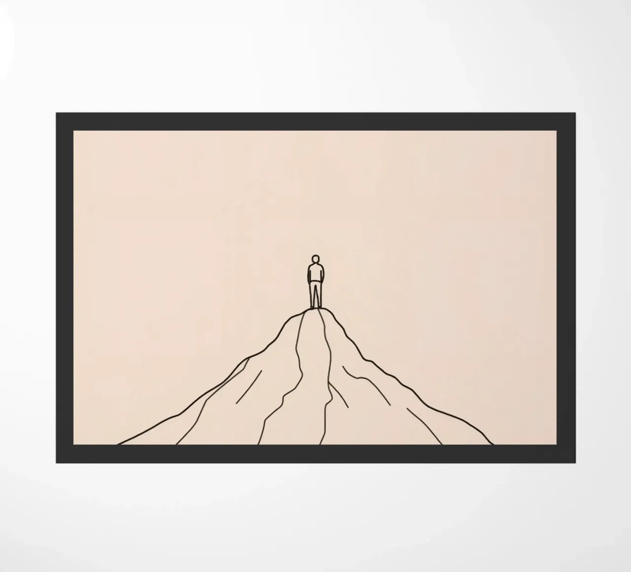 Persona solitaria in piedi sulla cima di una montagna contro una semplice zerbino da DesignDoodle