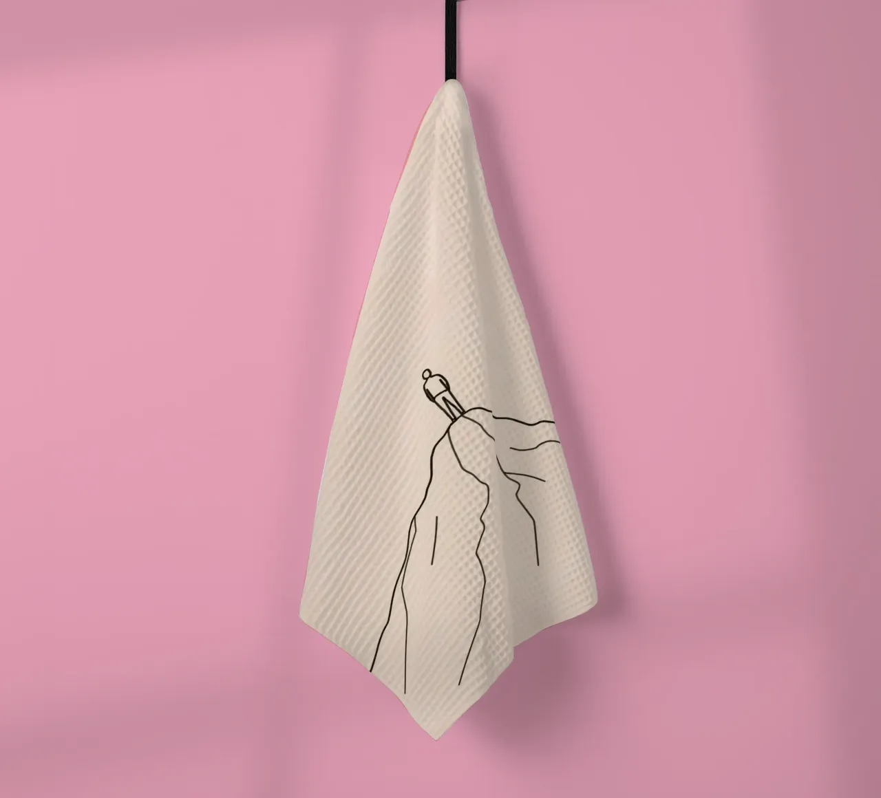 Persona solitaria in piedi sulla cima di una montagna contro una semplice canovaccio da cucina da DesignDoodle