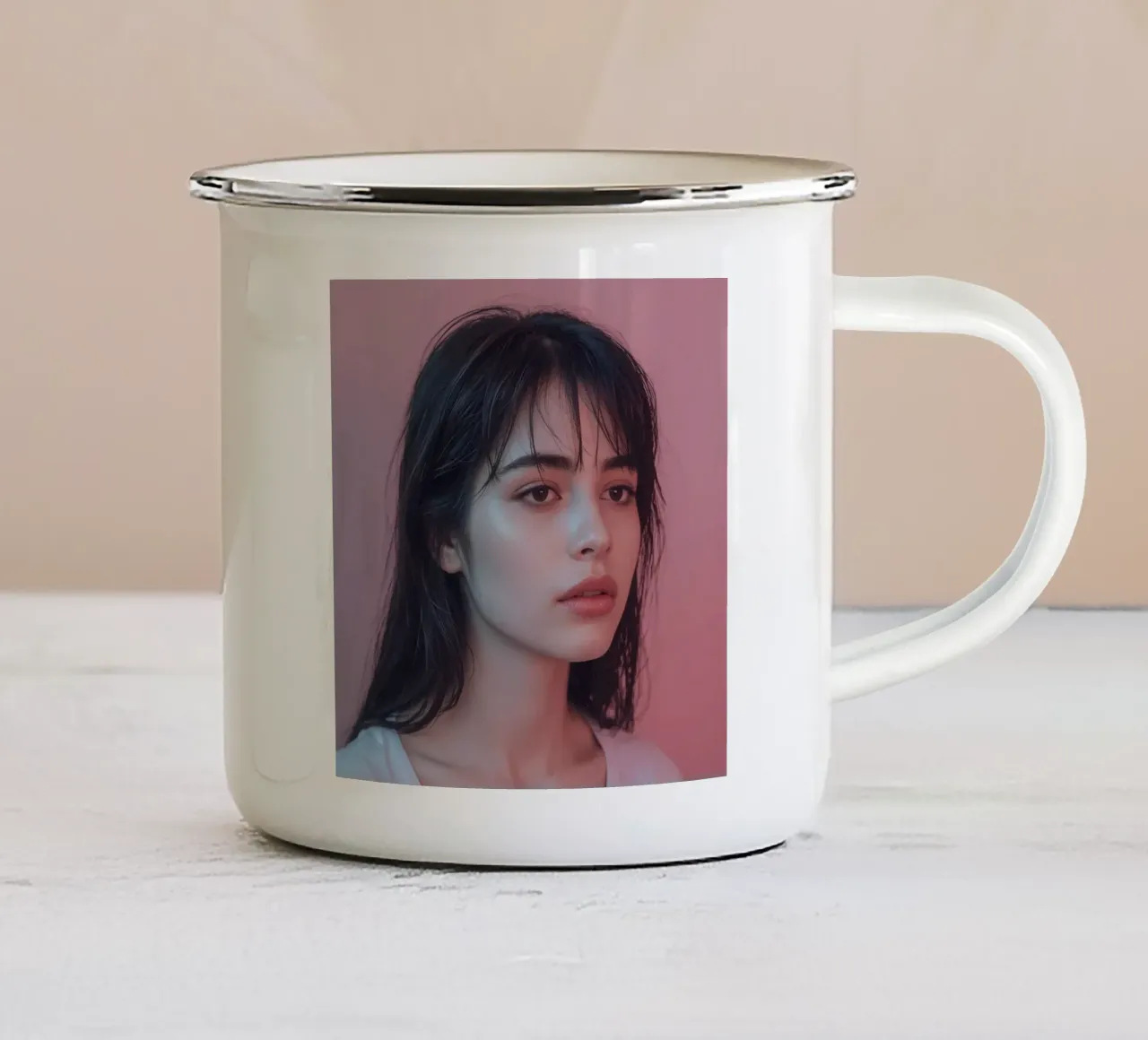 Ritratto di una giovane donna con capelli bagnati e trucco naturale tazza in smalto da DesignDoodle