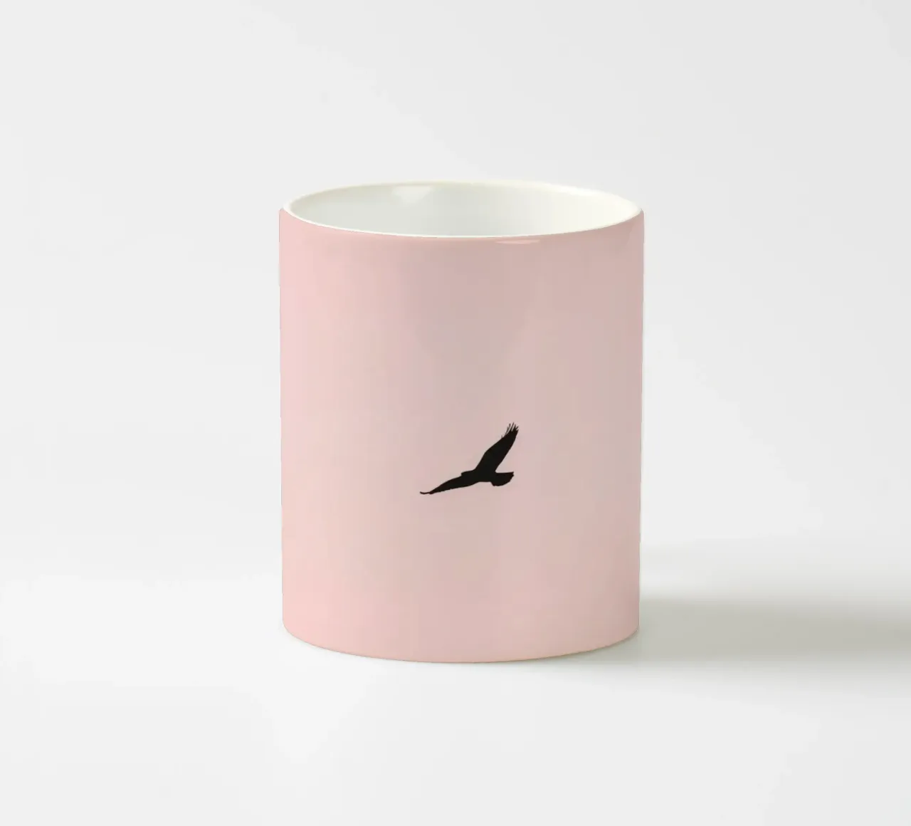 Aquila che vola in un cielo pastello al crepuscolo su una terra tranquilla tazza in ceramica da DesignDoodle