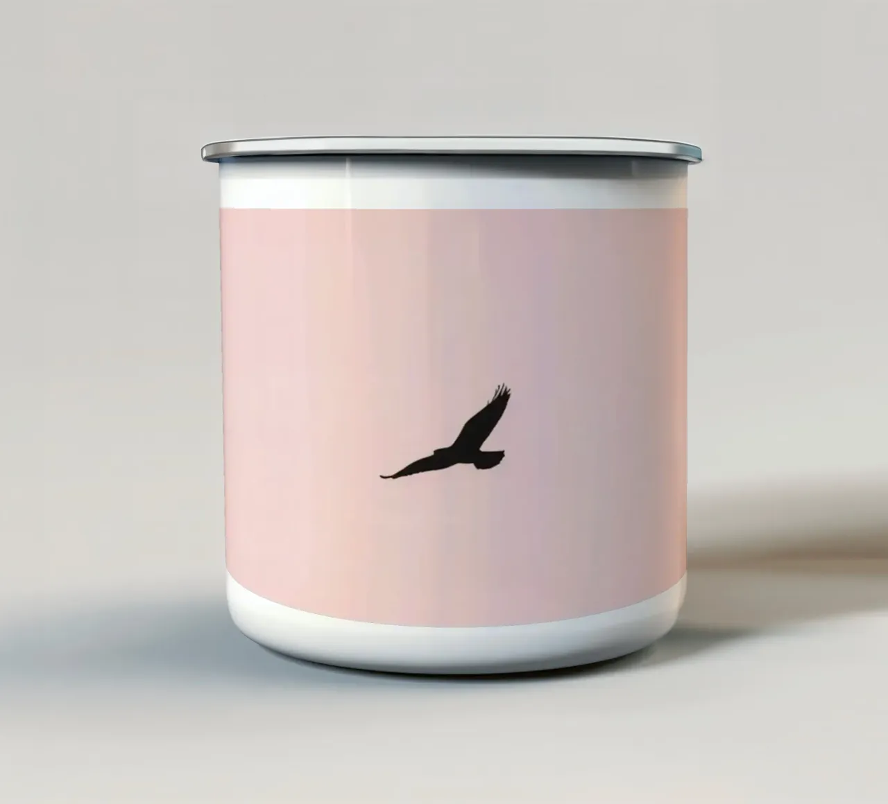 Aquila che vola in un cielo pastello al crepuscolo su una terra tranquilla tazza in smalto da DesignDoodle