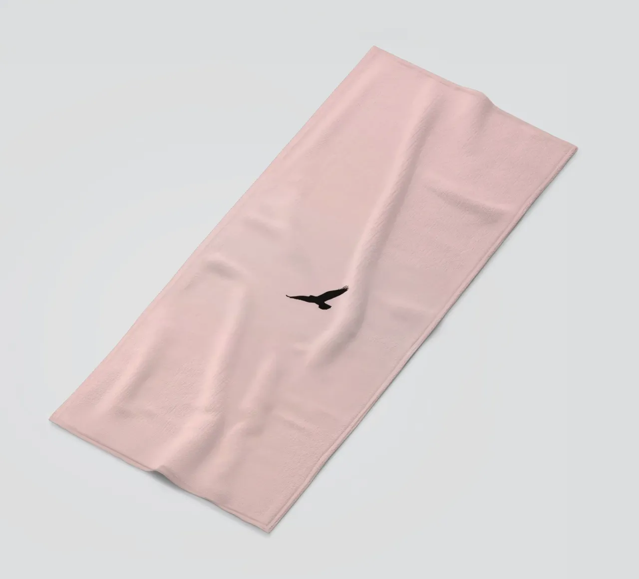 Aquila che vola in un cielo pastello al crepuscolo su una terra tranquilla telo mare da DesignDoodle