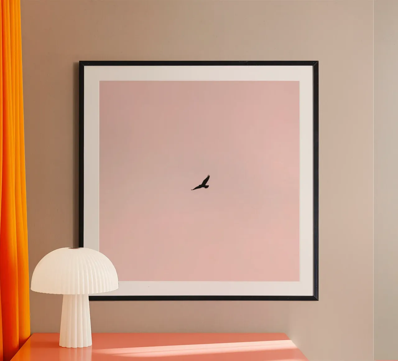 Aigle planant dans un ciel pastel au crépuscule au-dessus d'une terre tranquille hahnemühle de DesignDoodle