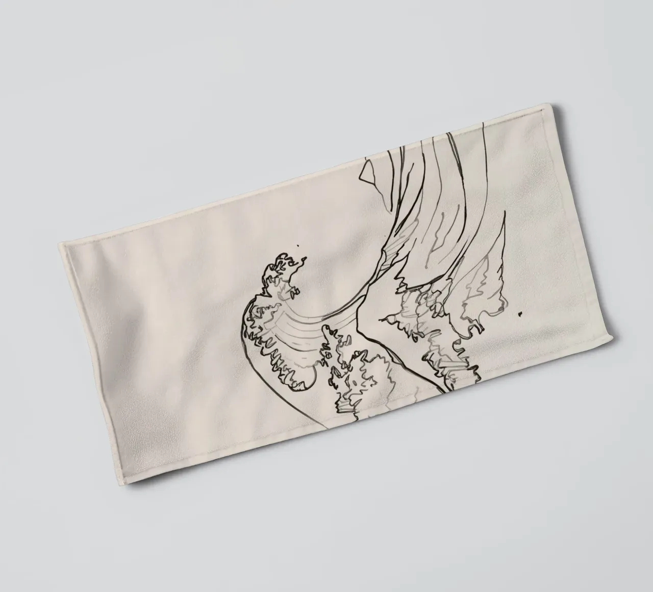 Des vagues majestueuses s'élèvent avec une énergie dynamique au-dessus des rivages tranquilles. serviette de bain de DesignDoodle