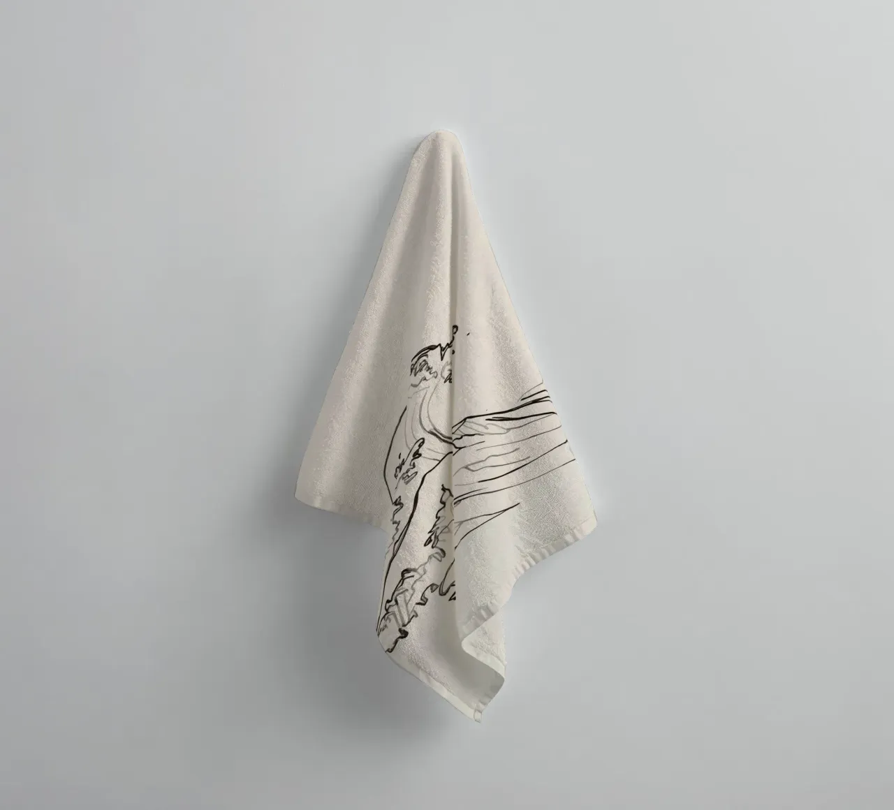 Des vagues majestueuses s'élèvent avec une énergie dynamique au-dessus des rivages tranquilles. serviette de bain de DesignDoodle