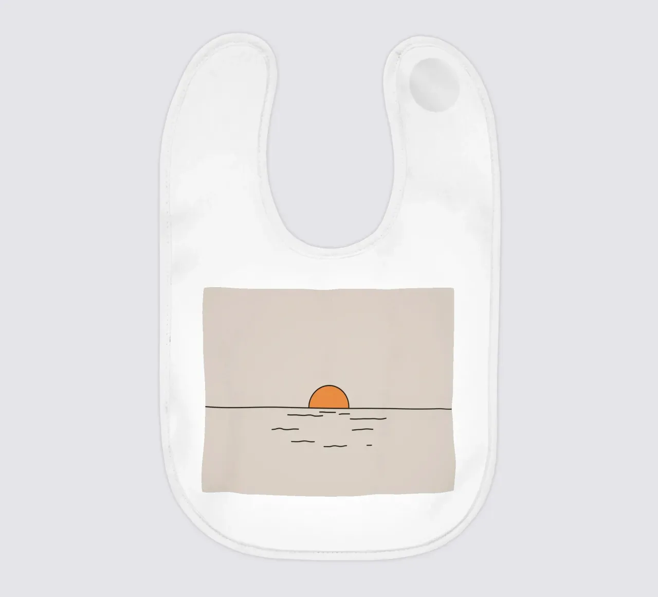 Il tramonto su acque calme crea una pittoresca linea d'orizzonte bavaglino da DesignDoodle