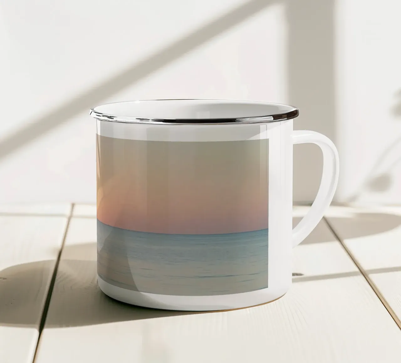 Tramonto sulle calme acque dell'oceano con riflessi pastello tazza in smalto da DesignDoodle