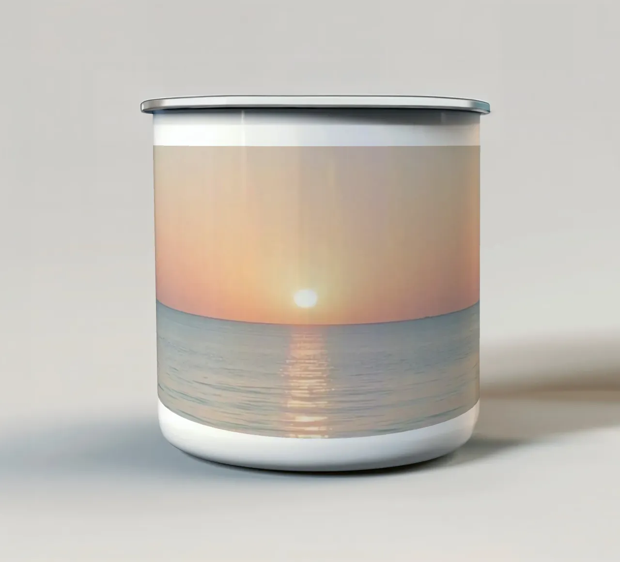 Tramonto sulle calme acque dell'oceano con riflessi pastello tazza in smalto da DesignDoodle