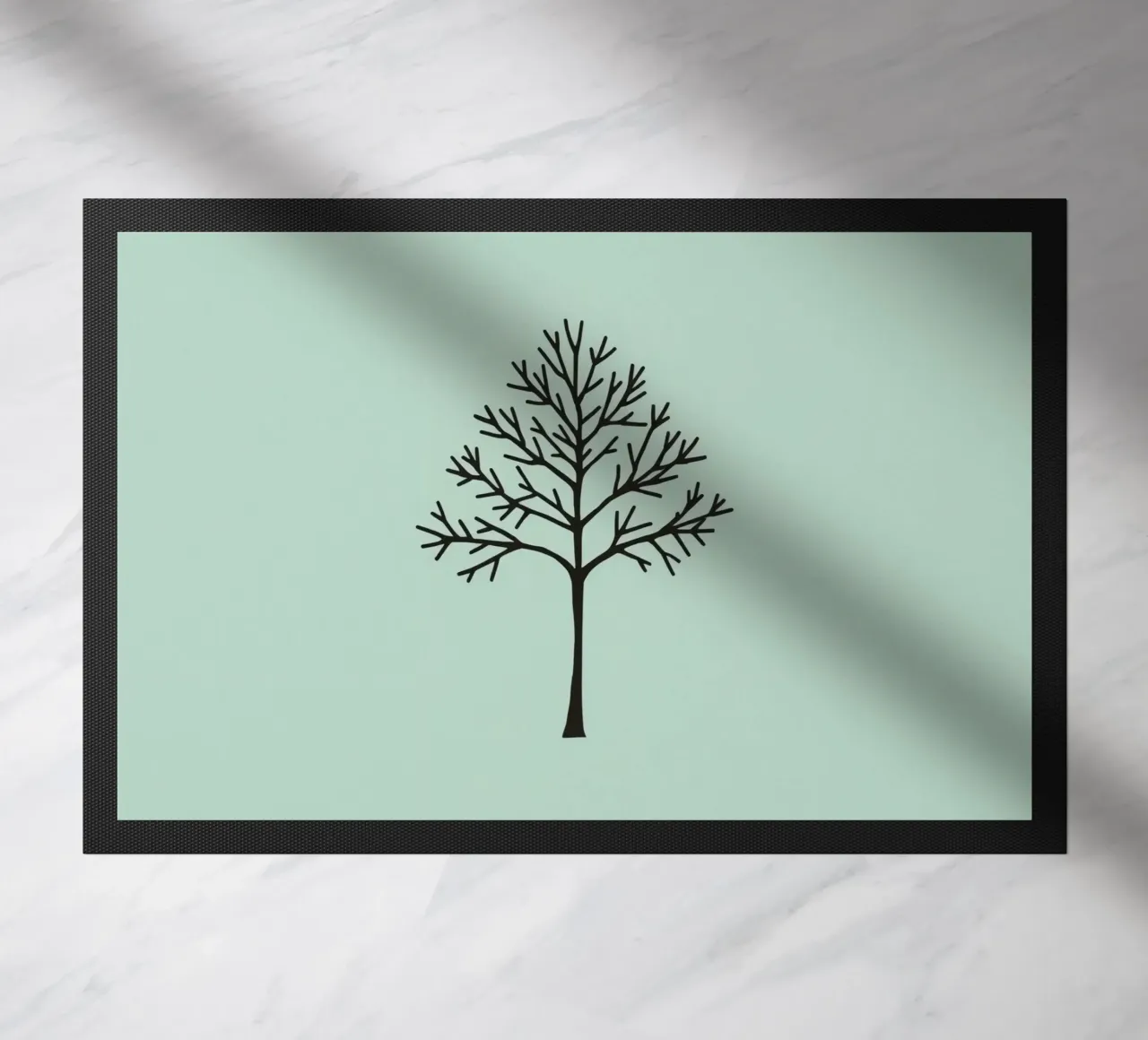 Minimalistisches Baumdesign mit verschlungenen Zweigmustern Fußmatte von DesignDoodle