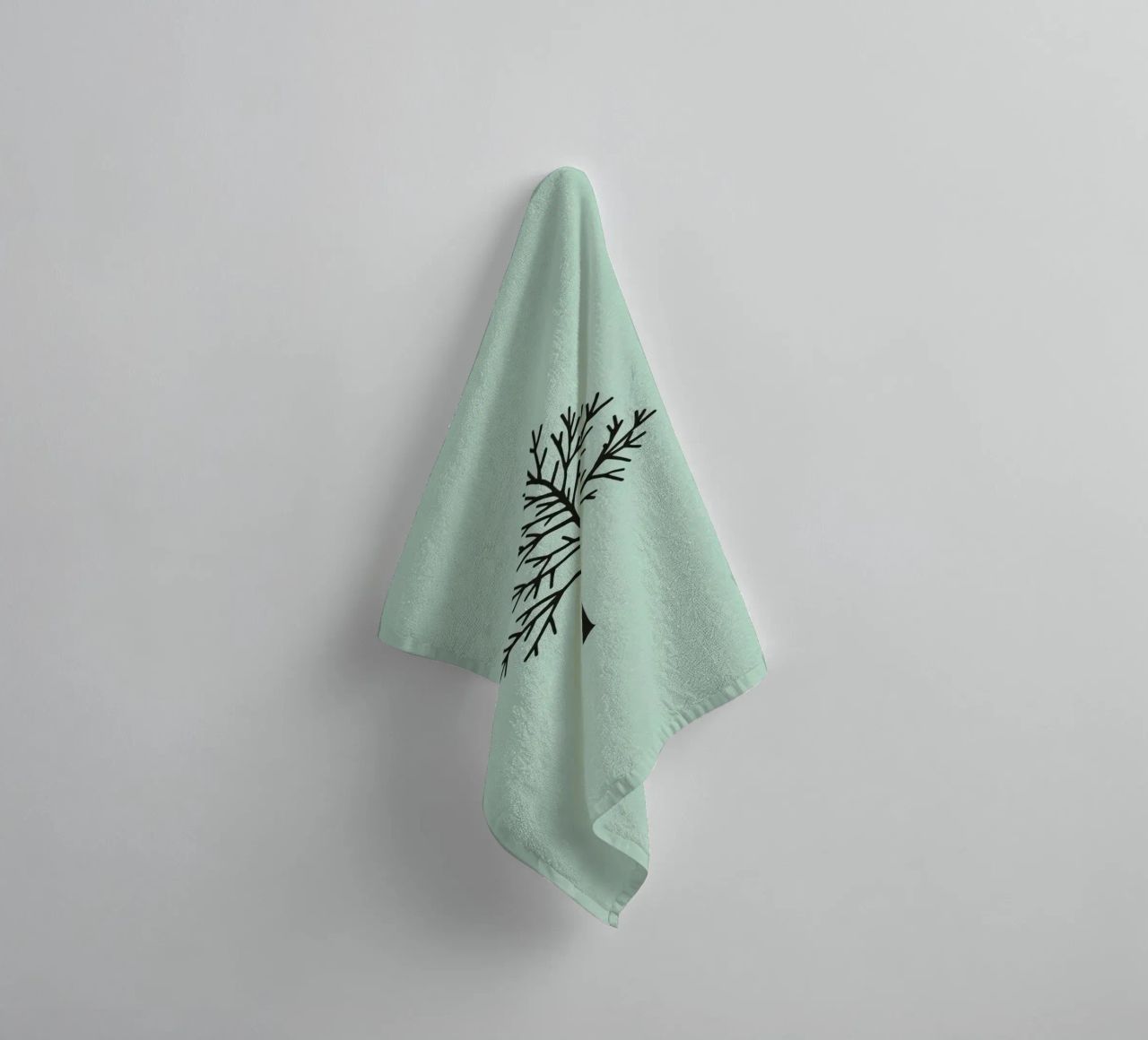 Minimalistisches Baumdesign mit verschlungenen Zweigmustern Handtuch von DesignDoodle