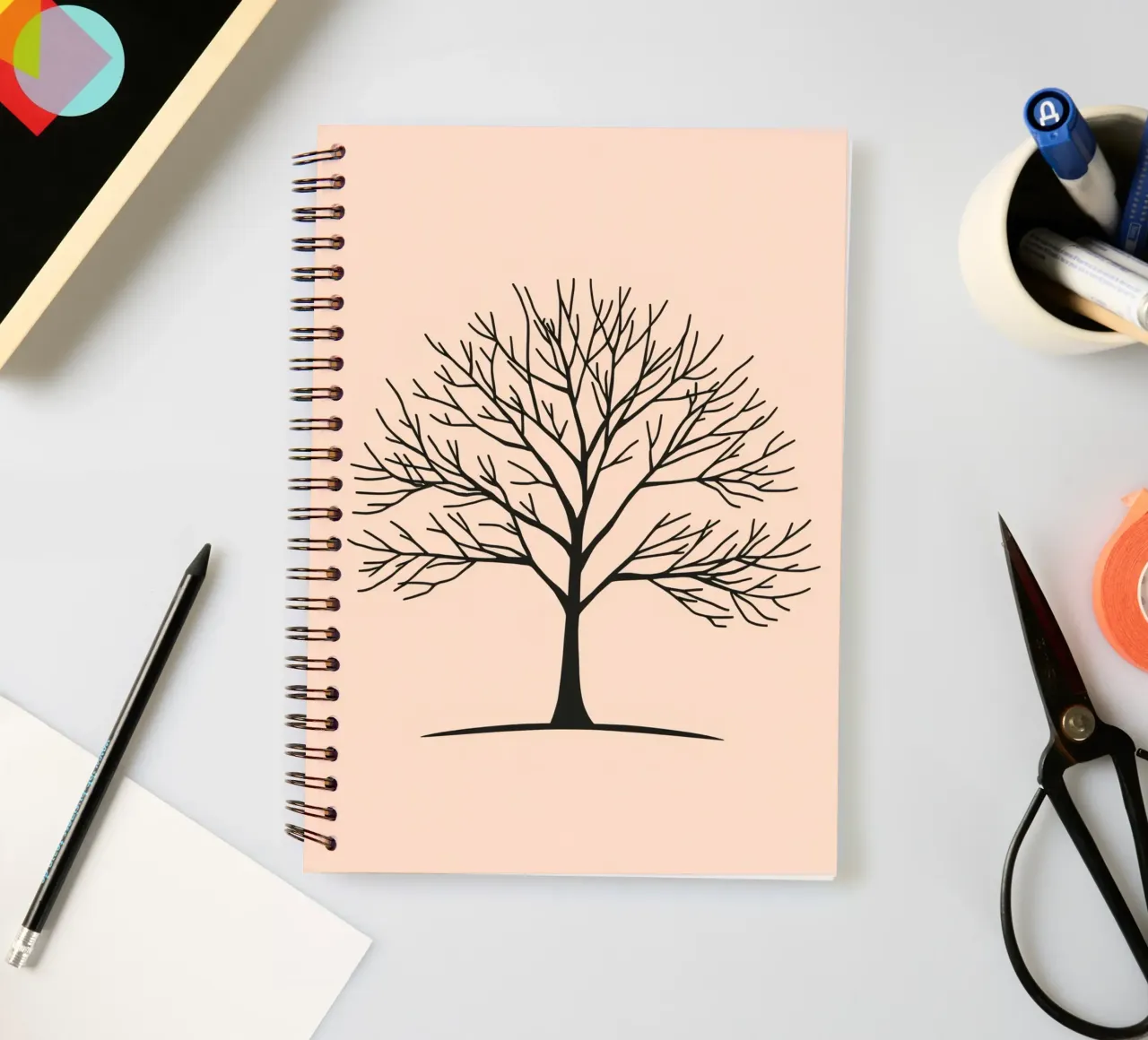 Arbre dénudé aux branches complexes sur fond pâle carnet à spirale de DesignDoodle
