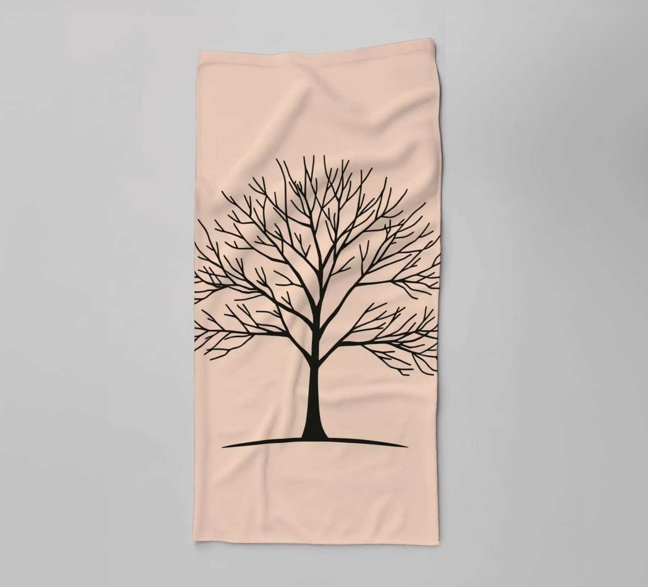 Kahler Baum mit verschlungenen Ästen vor einem blassen Hintergrund Handtuch von DesignDoodle