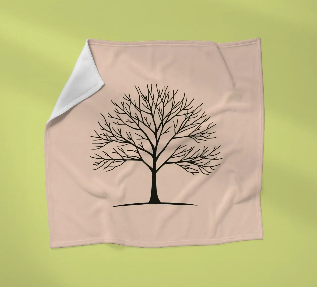Kale boom met ingewikkelde takken tegen een bleke achtergrond fleecedeken van DesignDoodle