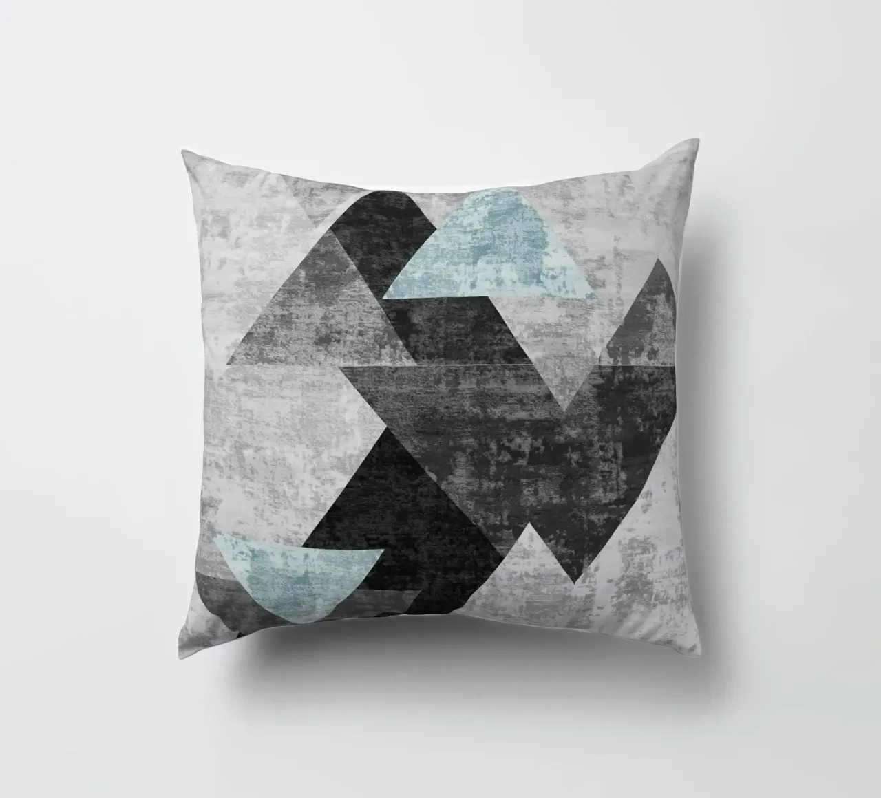 abstract geometric overlapping triangles cuscino da vintageshop