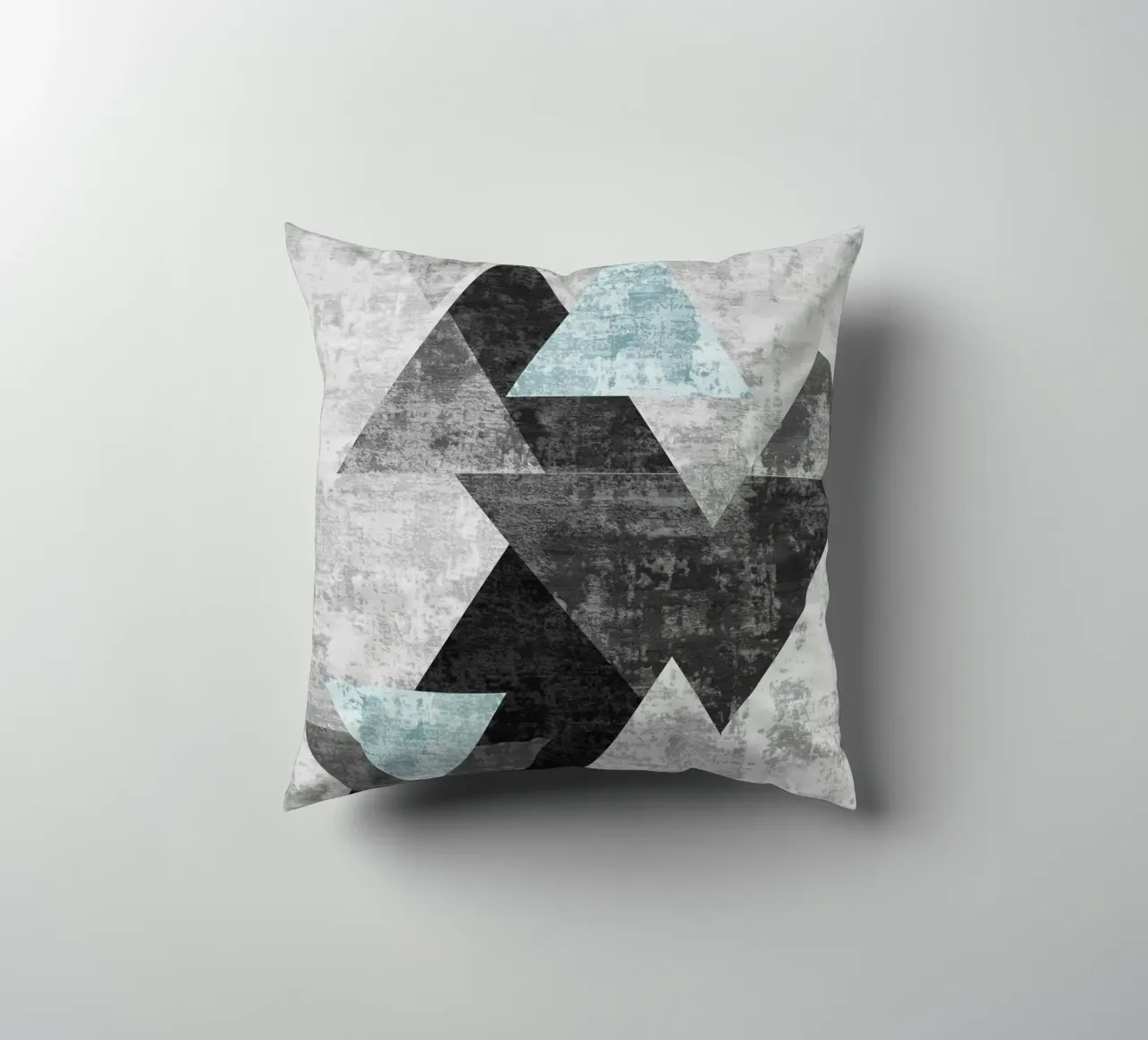 abstract geometric overlapping triangles cuscino da vintageshop